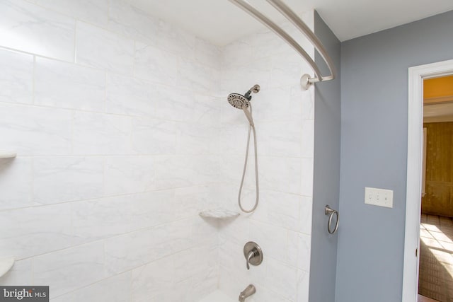 bathroom featuring tiled shower / bath