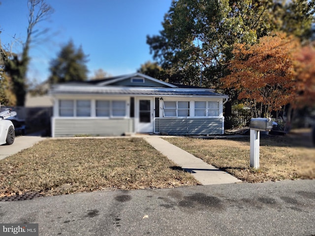 single story home with a front yard