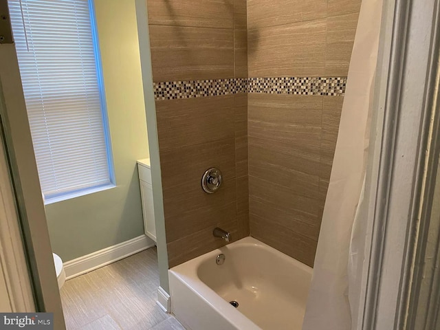 bathroom featuring toilet and shower / bath combo