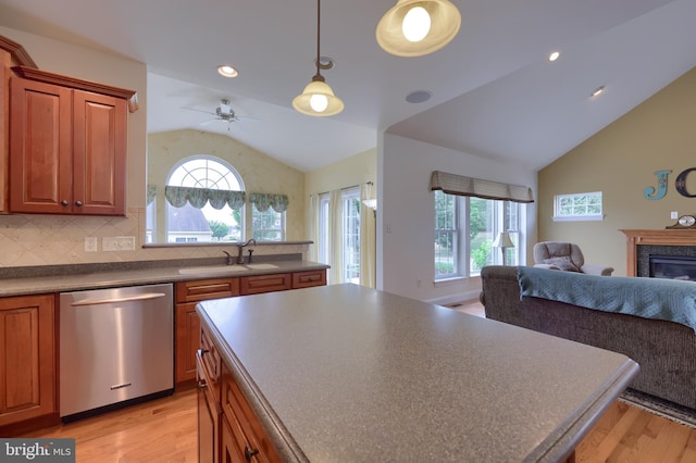 kitchen featuring light hardwood / wood-style floors, vaulted ceiling, sink, stainless steel dishwasher, and ceiling fan