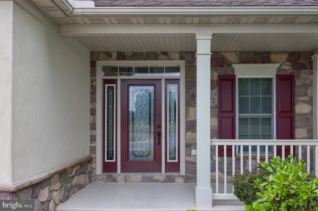 entrance to property featuring covered porch