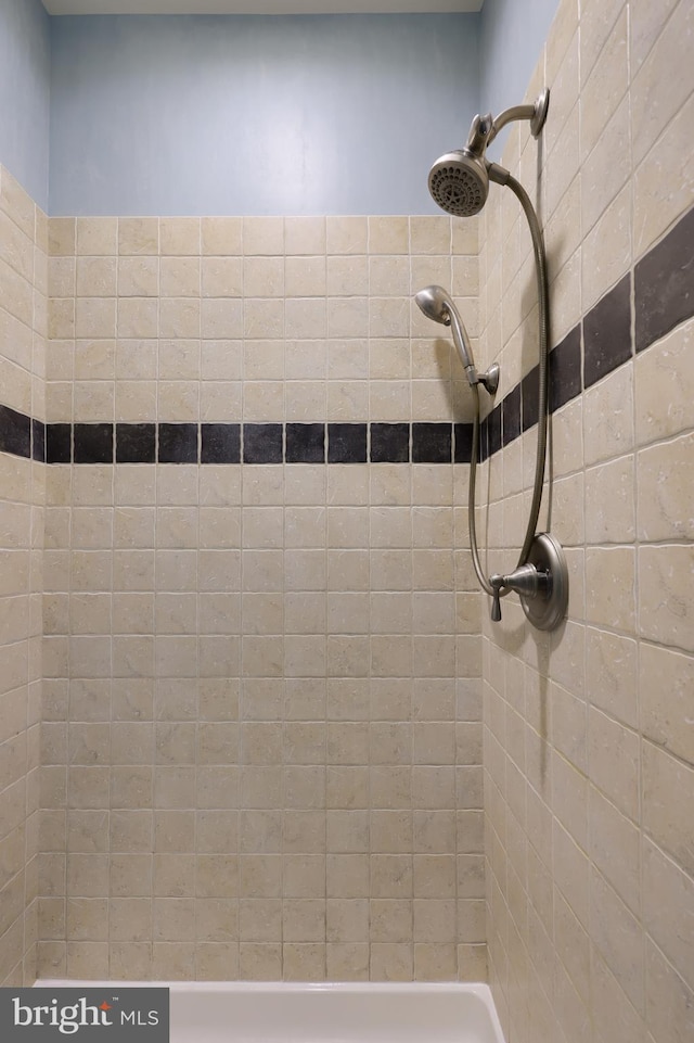 bathroom featuring tiled shower