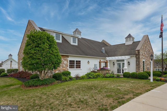 new england style home featuring a front lawn