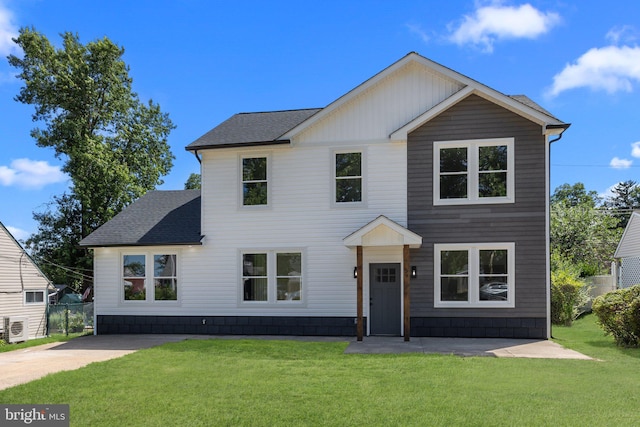 view of front facade featuring a front lawn