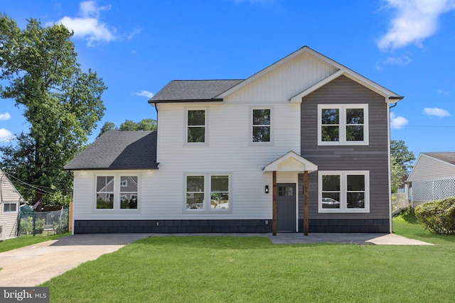 view of front of home featuring a front yard