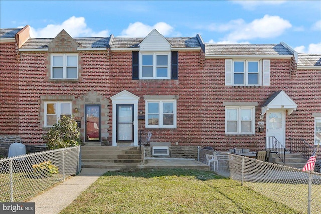 townhome / multi-family property featuring a front yard