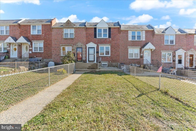 townhome / multi-family property featuring a front lawn