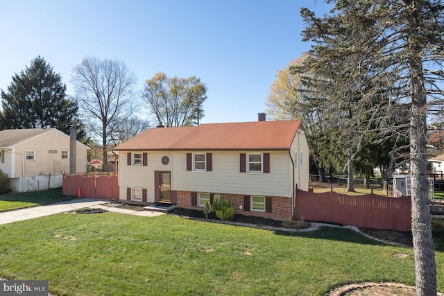 bi-level home featuring a front yard