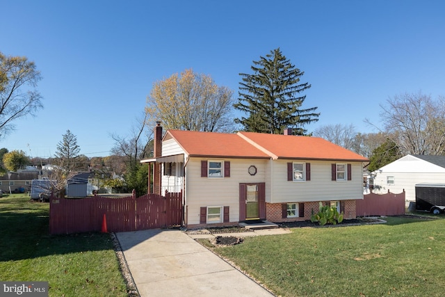 split foyer home featuring a front yard