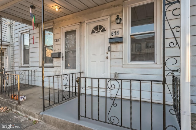 property entrance featuring a porch