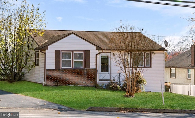 view of front facade featuring a front lawn