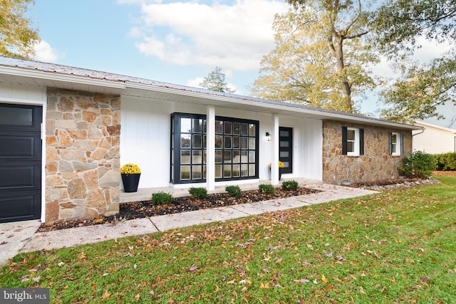 view of front of property with a front lawn