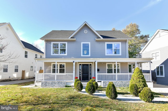 view of front of property featuring a front yard and a porch