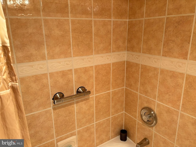 room details featuring tiled shower / bath