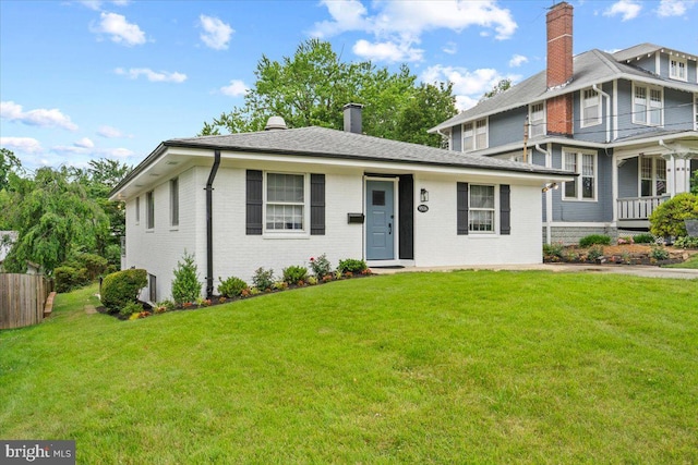 view of front of property featuring a front lawn