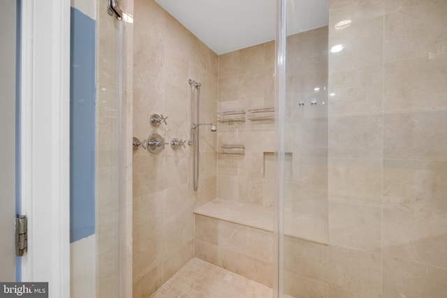 bathroom featuring a tile shower