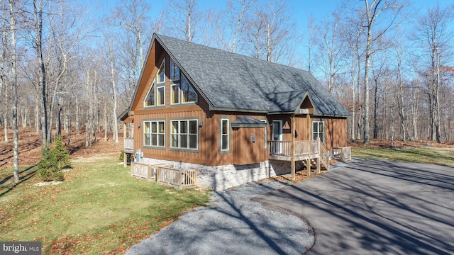 view of front of house featuring a front lawn