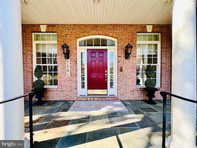 property entrance featuring a porch