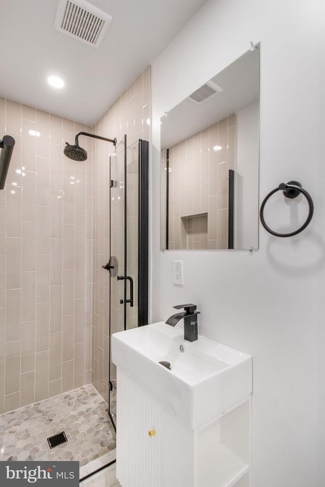 bathroom featuring tiled shower