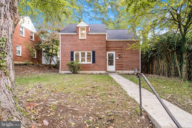 view of front of property featuring a front lawn