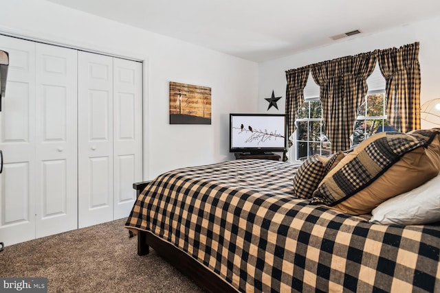 bedroom featuring carpet floors and a closet