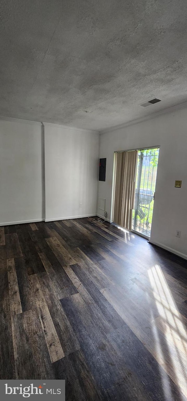 empty room featuring a textured ceiling