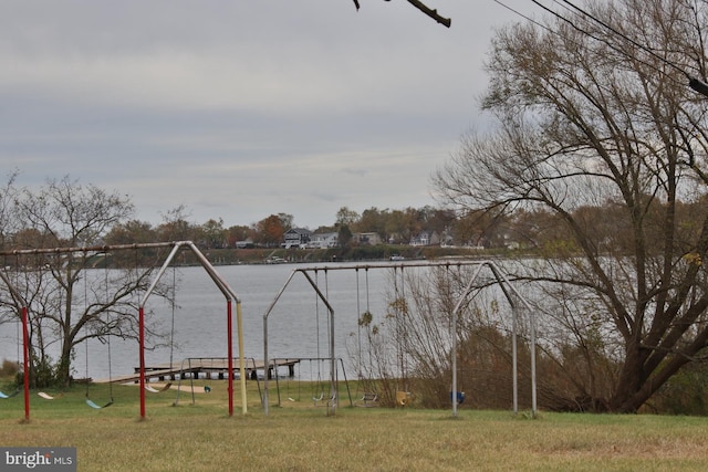 view of yard featuring a water view