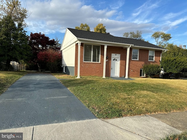 view of front facade with a front lawn