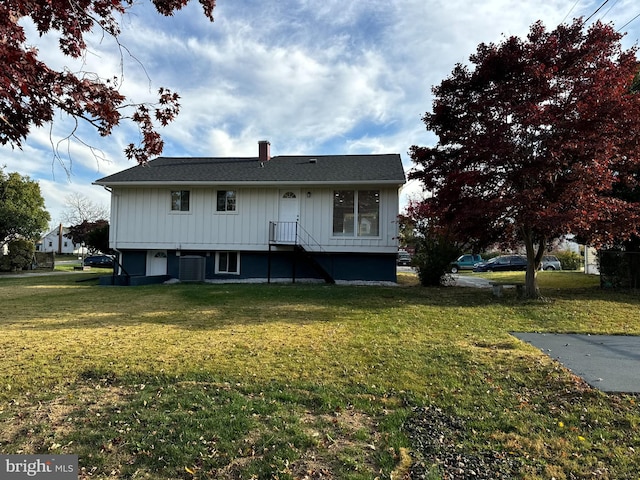 view of front facade featuring a front yard