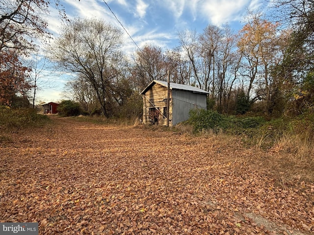 view of yard featuring an outbuilding