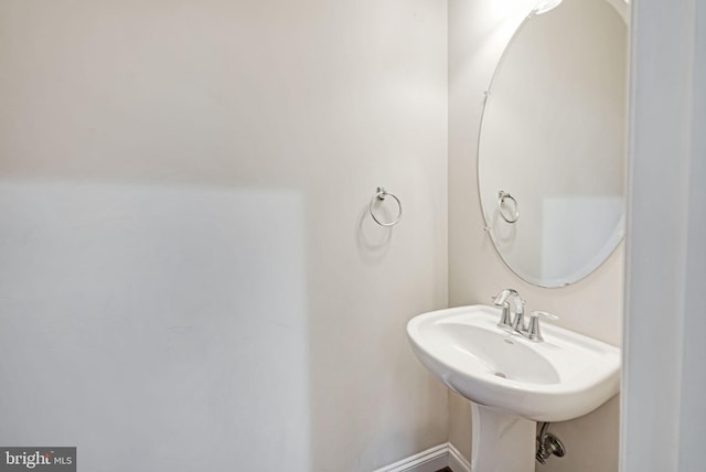 2216 Turnbuckle Ln, Woodbridge, VA 22191 - bathroom featuring a sink