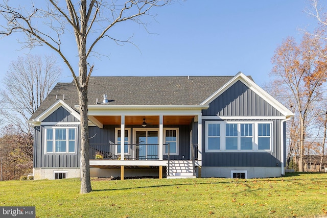 view of front of property with ceiling fan, covered porch, and a front lawn