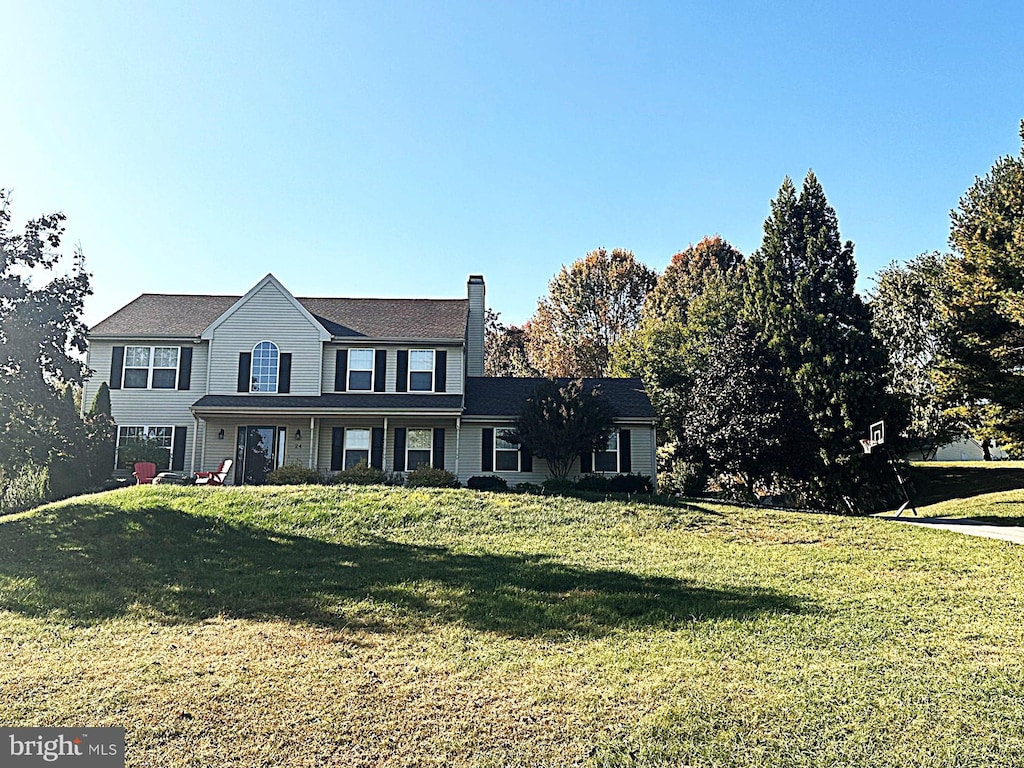 view of front of property featuring a front yard