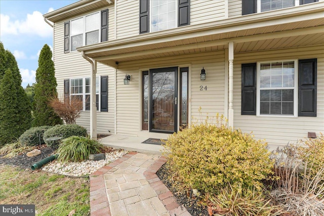 property entrance featuring a porch