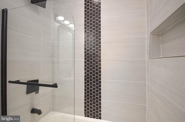 bathroom with tiled shower / bath