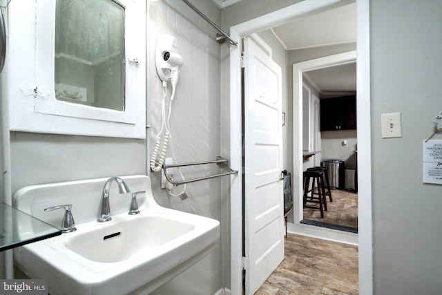 bathroom featuring sink