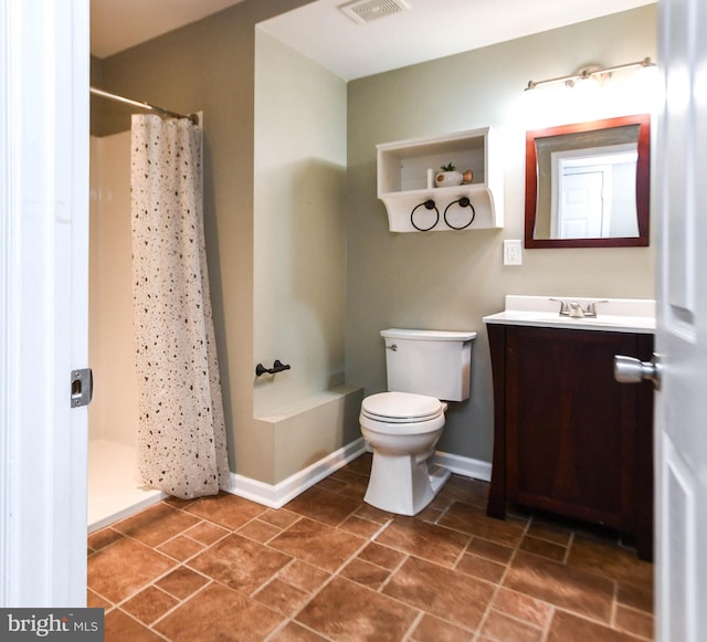 bathroom with toilet, vanity, and curtained shower