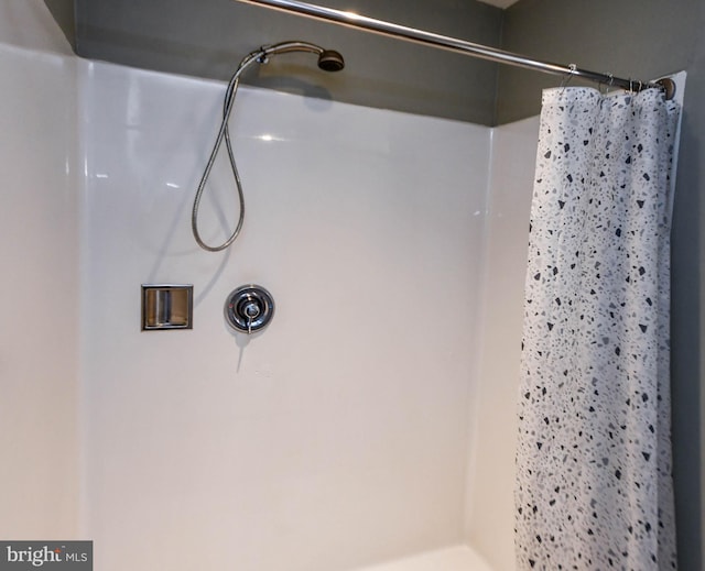 bathroom featuring a shower with curtain