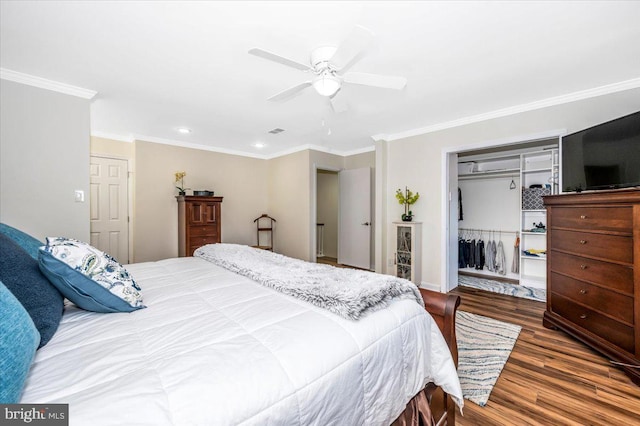 bedroom with a closet, ceiling fan, crown molding, and dark hardwood / wood-style floors