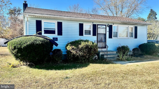 view of front facade featuring a front lawn