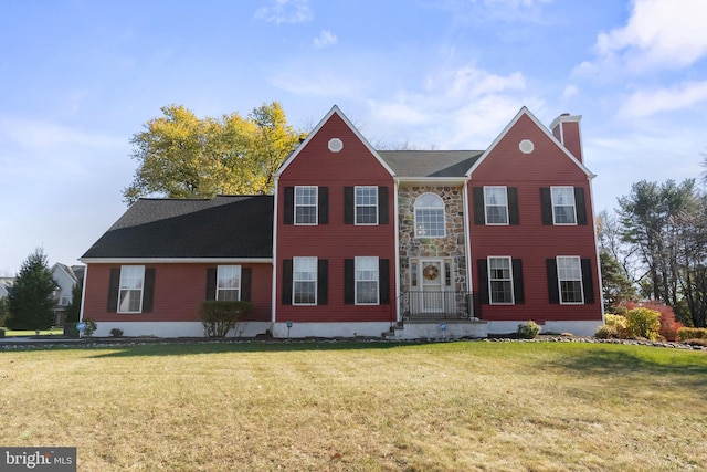 colonial home featuring a front lawn