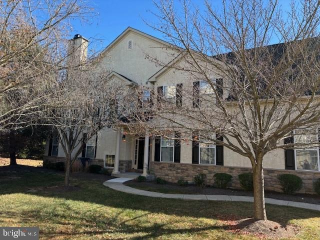 view of front of property featuring a front lawn