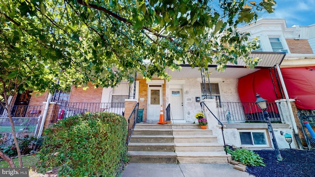 multi unit property featuring a porch