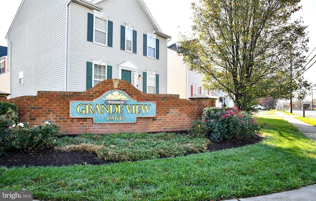 community sign featuring a yard