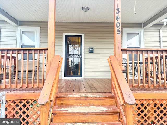 property entrance with covered porch