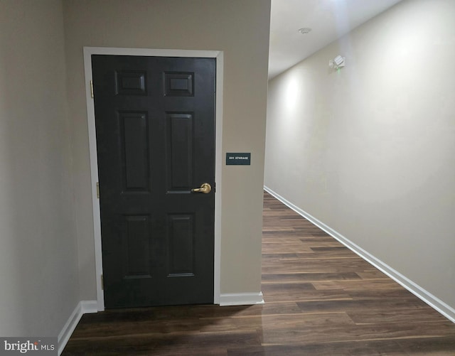 3000 Fountainview Cir Unit 201, Newark, DE 19713 - hallway with dark wood-style floors and baseboards