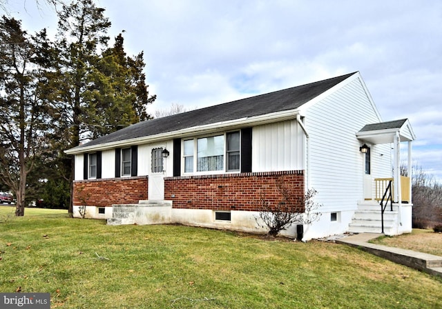 view of front of property featuring a front yard