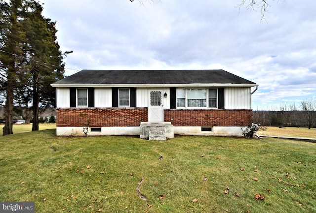 ranch-style house featuring a front lawn