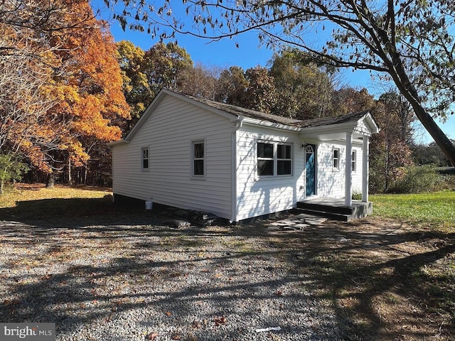 view of front of home featuring a front lawn