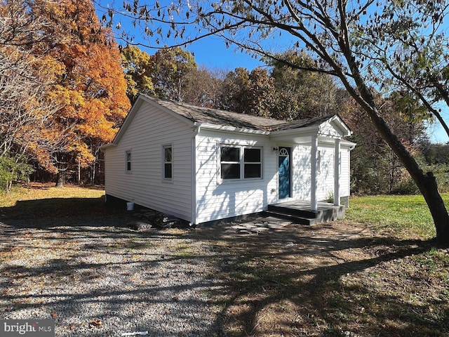 view of front facade featuring a front yard